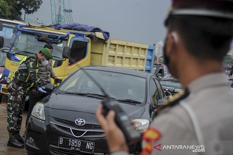Penyekatan kendaraan luar Bandung di Cileunyi