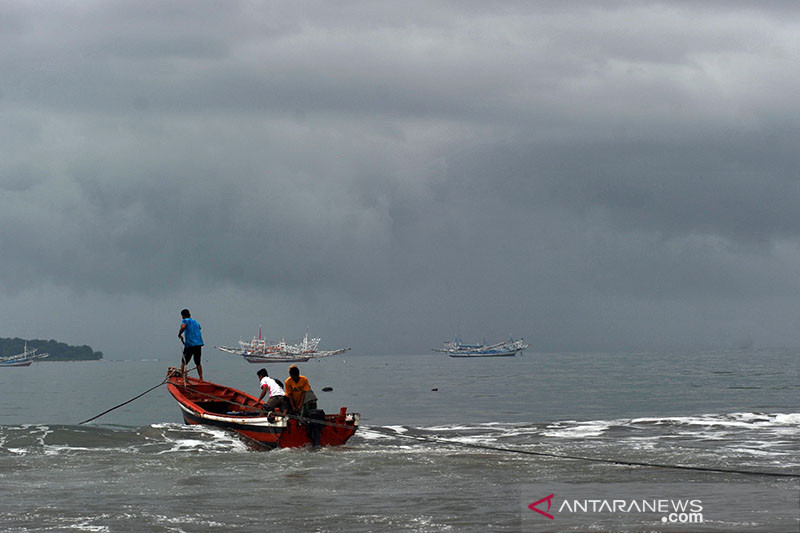 Waspada potensi hujan lebat dan angin kencang di beberapa provinsi