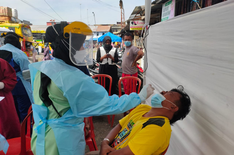 Petugas tes usap 162 orang pelanggar prokes terjaring Operasi Yustisi di Bukittinggi
