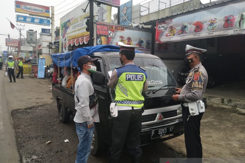 Polisi Sukabumi putar balik wisatawan gunakan mobil bak terbuka