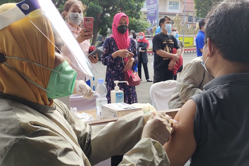 Pemkot Bandarlampung laksanakan vaksinasi COVID-19 serentak di 27 lokasi