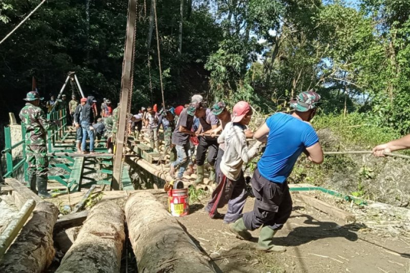 Satgas TMMD Kodim 1402 bangun jembatan sepanjang 14 meter di Polman