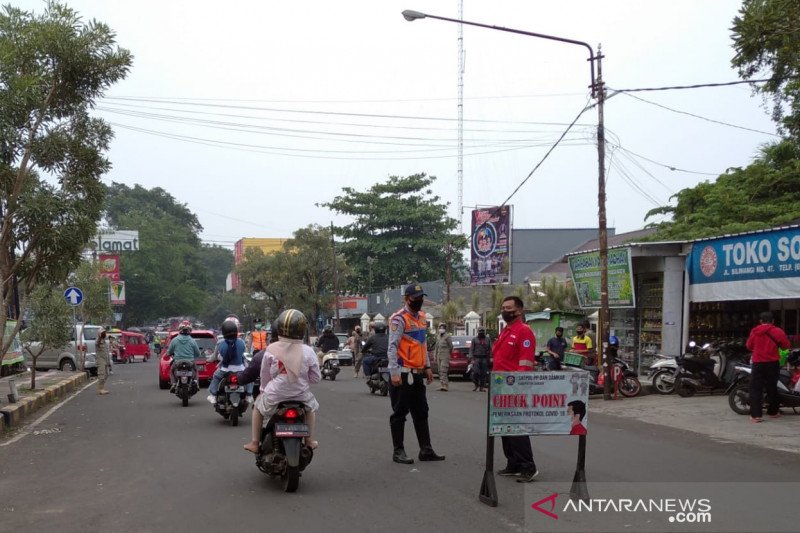 Satpol PP putar balik puluhan kendaraan luar kota tujuan Cianjur