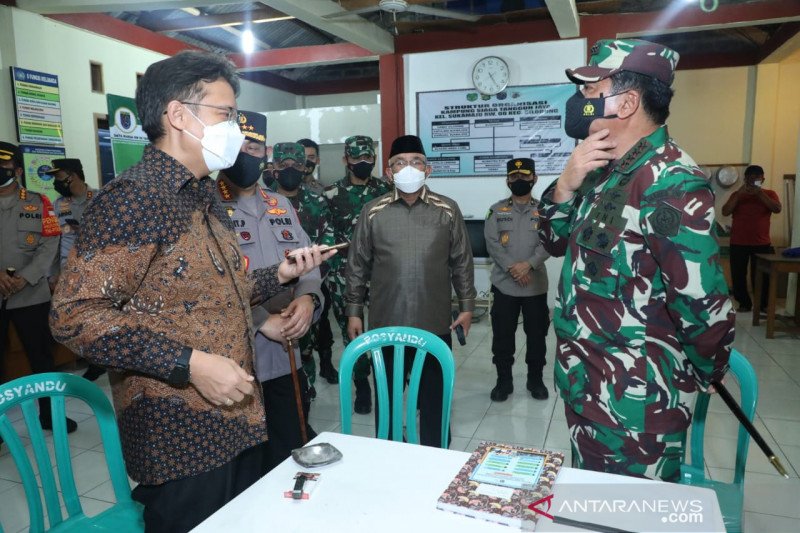 Panglima TNI bersama Kapolri dan Menkes tinjau posko PPKM mikro di Depok