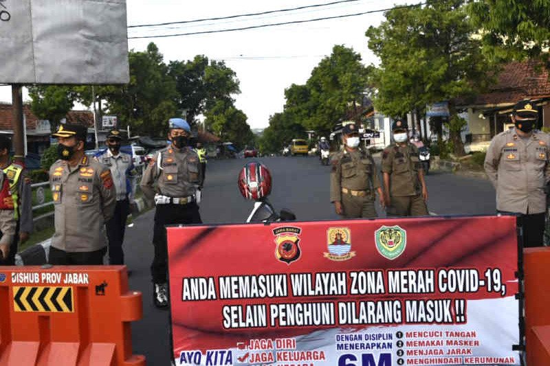 Aparat Polresta Cirebon lakukan penyekatan jalan di wilayah zona merah