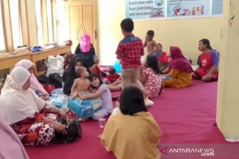 Puluhan warga Girimukti Cianjur terpapar COVID-19 dari klaster pengungsi