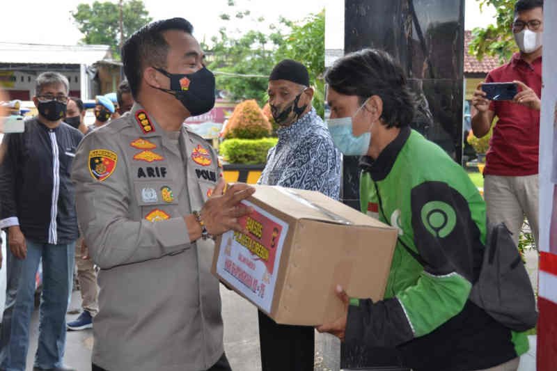Polresta Cirebon bantu 1.000 paket sembako warga terdampak pandemi COVID-19