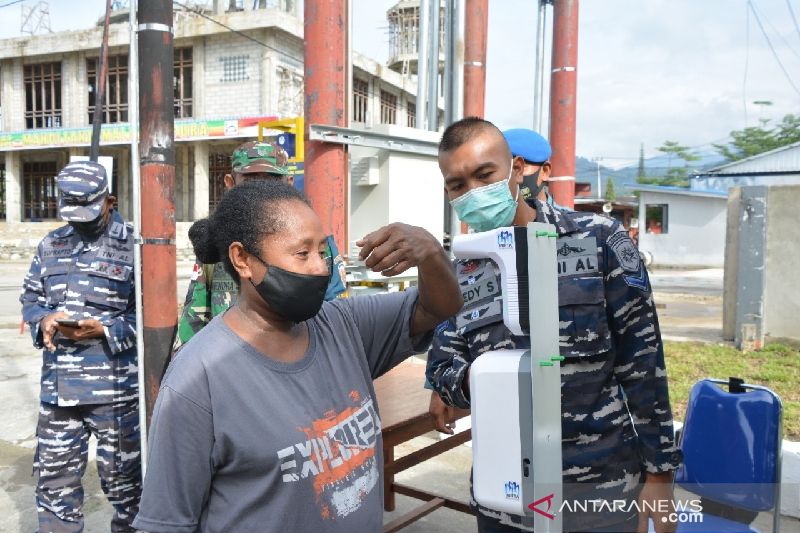 TNI AL vaksinasi massal warga Papua