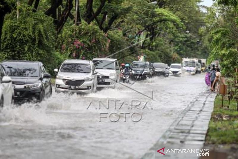 Akses Jalan Di Bandara Tergenang Banjir