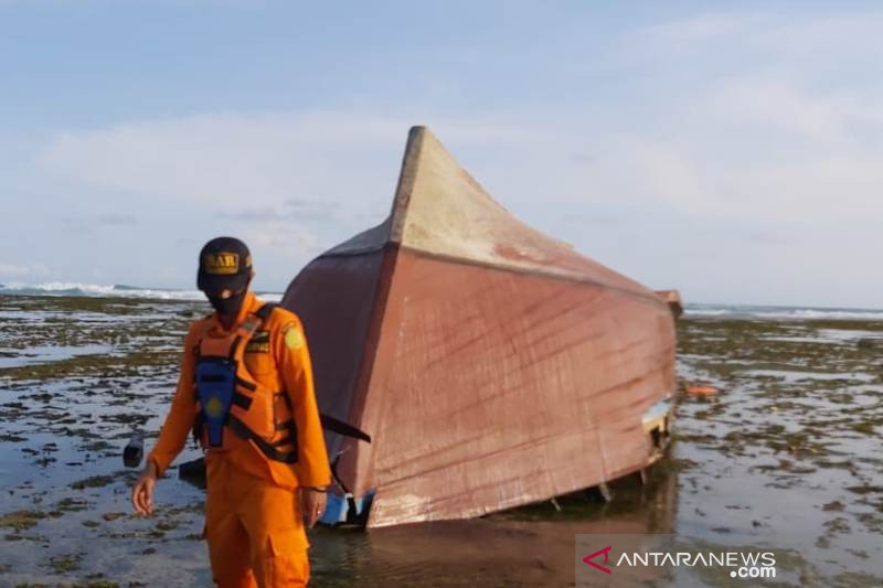 Polisi identifikasi nelayan korban kapal terbalik di laut di Garut