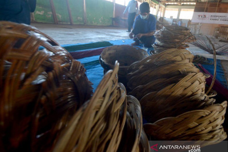 Kerajinan Anyaman lidi Sawit Warga Binaan