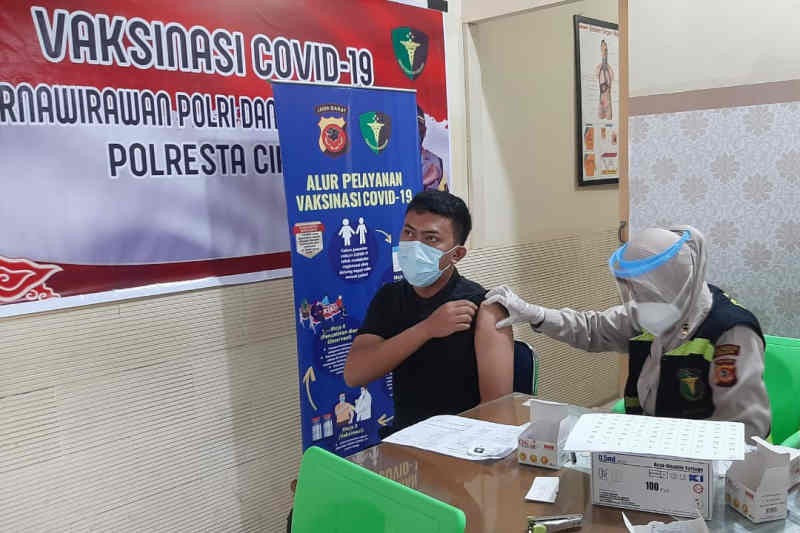 Poliklinik Polresta Cirebon gelar vaksinasi COVID-19 bagi masyarakat umum