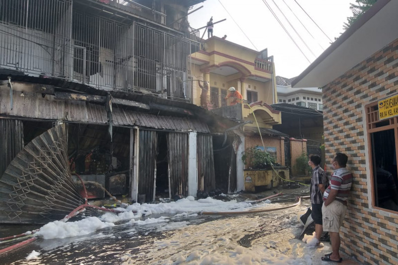  Sebuah  rumah  berlantai tiga di Kayu  Putih terbakar 