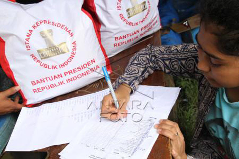 Presiden Jokowi beri sembako kepada pengungsi banjir di Kendari