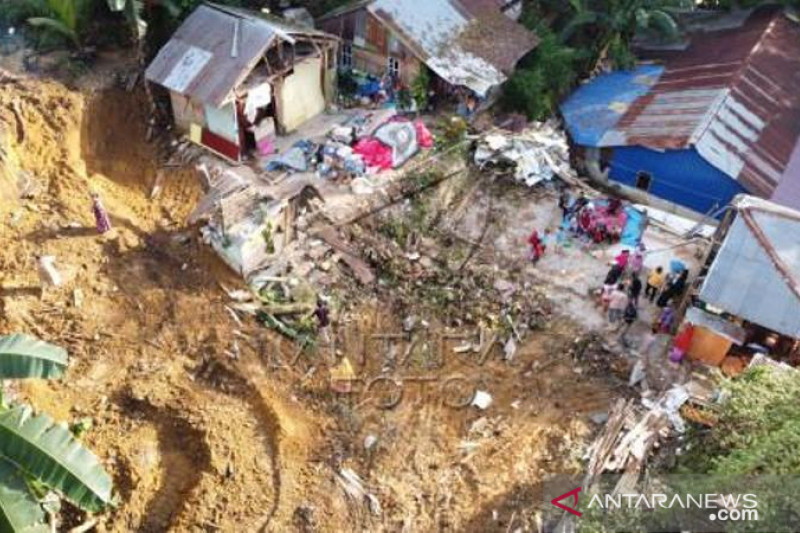 Tiga Rumah Tertimbun Tanah Longsor Di Kendari