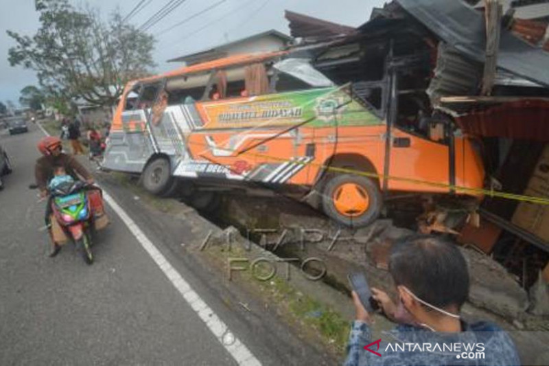 Truk Tabrak Rumah Dan Bus Di Kabupaten Tanah Datar