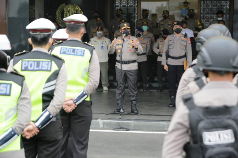 Wakapolda Jatim memberangkatkan "Patroli Show of Force" PPKM darurat - Vimarsana News