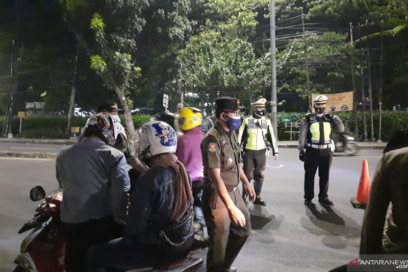 Petugas putar balik pengendara dari Depok arah ke Jakarta saat PPKM Darurat