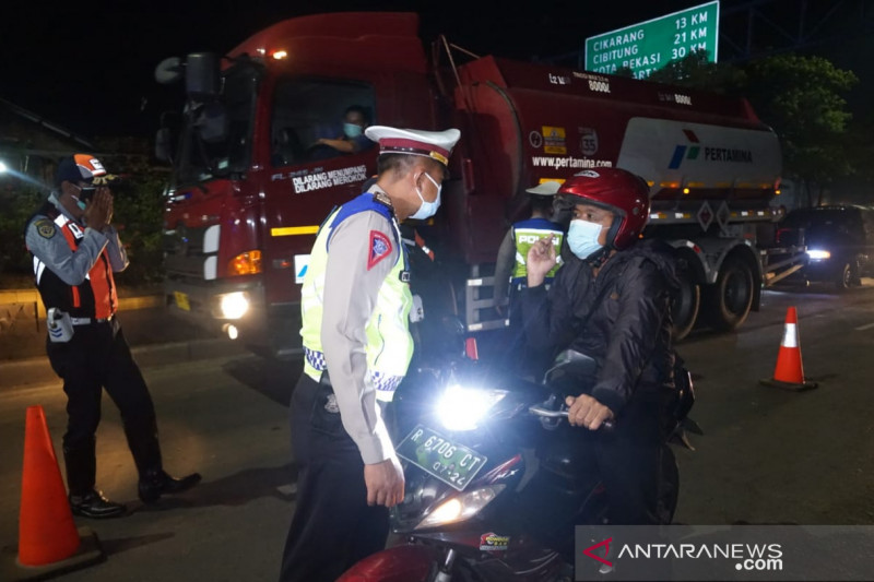 Puluhan kendaraan diputar balik di pos PPKM Bekasi