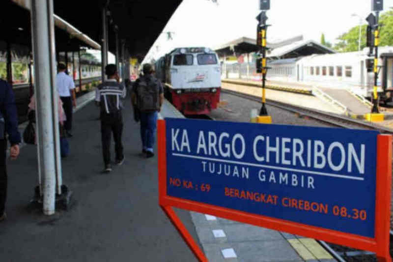 21 perjalanan kereta lintasi stasiun Cirebon dibatalkan
