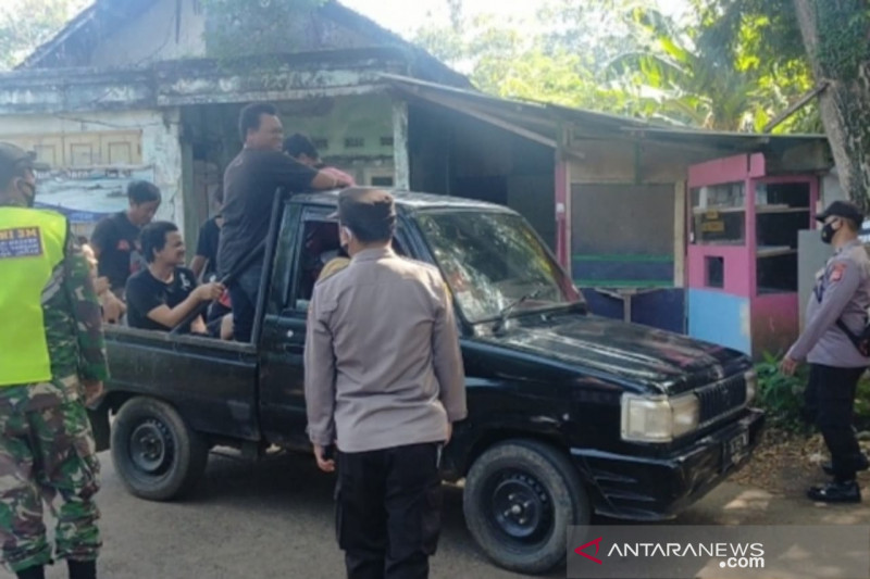 Satgas COVID-19 pulangkan kendaraan di perbatasan Cianjur, ini alasannya