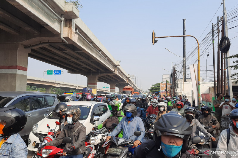 Jalan Raya Kalimalang macet pada hari pertama PPKM Darurat