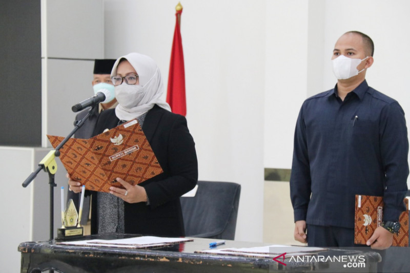 Bupati Bogor lantik dua kepala dinas baru secara virtual