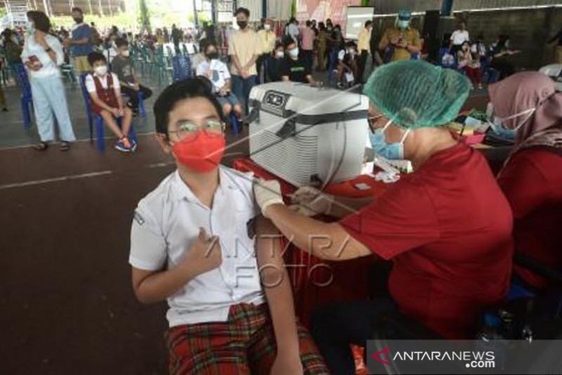 Vaksinasi COVID-19 Anak Sekolah Di Manado