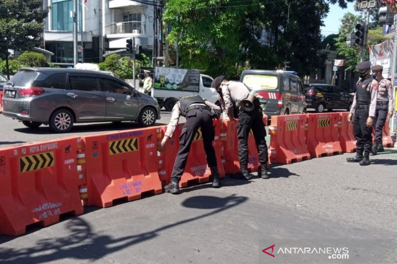 Polisi tutup lebih awal sejumlah jalan protokol di Kota Bandung