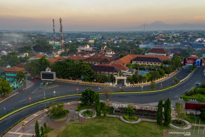 Kemarin, Hotel terancam bangkrut sampai DPR minta ekonomi tumbuh