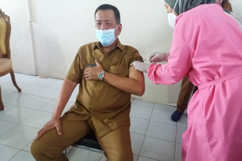 Bupati Pesisir Selatan divaksin COVID-19
