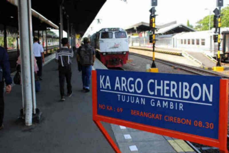 KAI Cirebon pastikan 22 kereta tetap layani penumpang selama PPKM Darurat