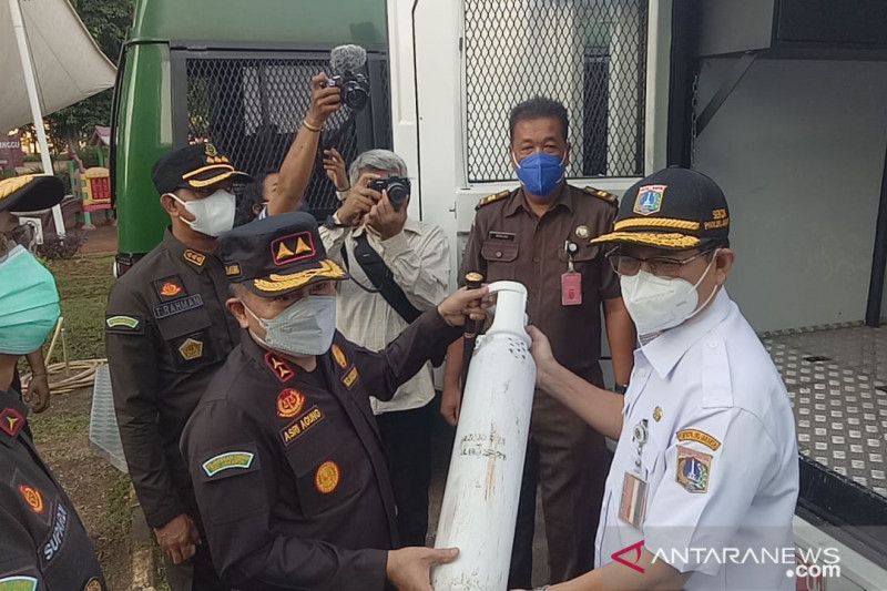 Kejati DKI bantu antar dan ambil tabung oksigen di RS - Vimarsana News