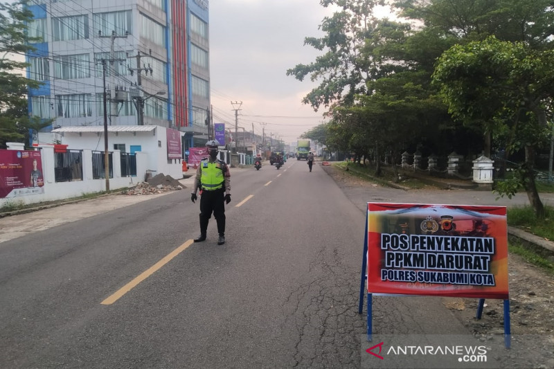 Petugas batasi mobilitas warga daerah perbatasan Sukabumi