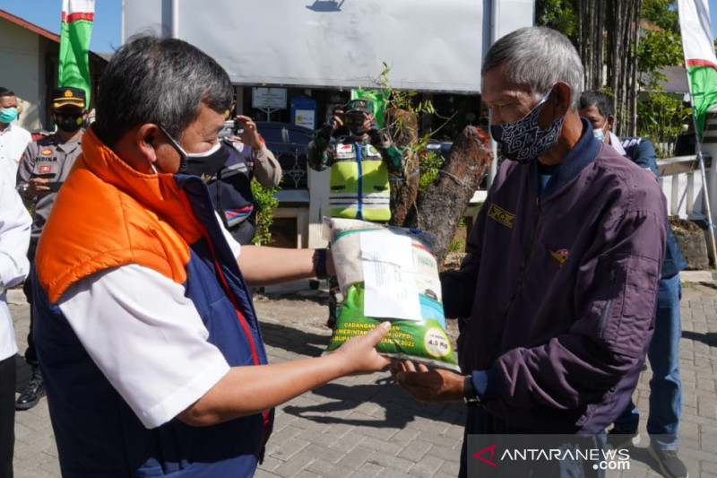 Garut salurkan bantuan beras bagi warga terdampak PPKM