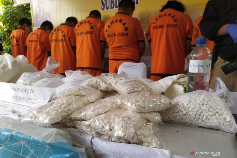 Polda Jabar bongkar pabrik produksi jutaan obat terlarang di Lembang