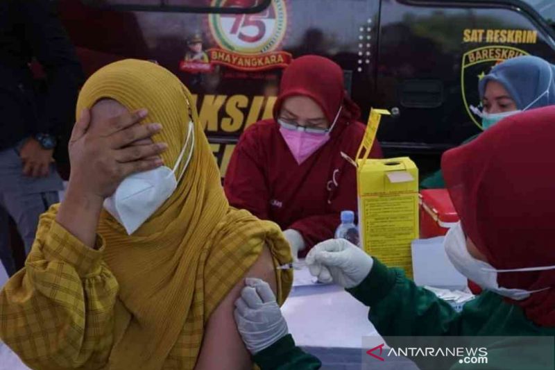Polres Metro Bekasi gelar vaksinasi keliling permukiman padat