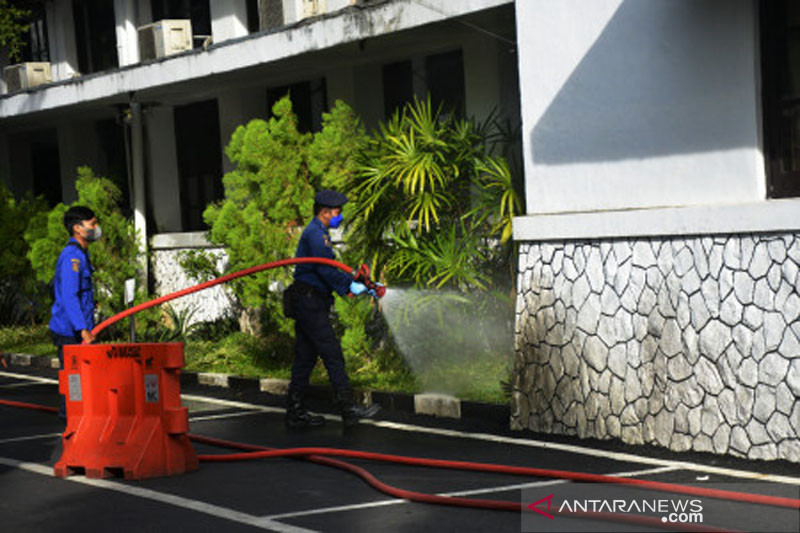 Penyemprotan disinfektan di kantor Balai Kota Makassar