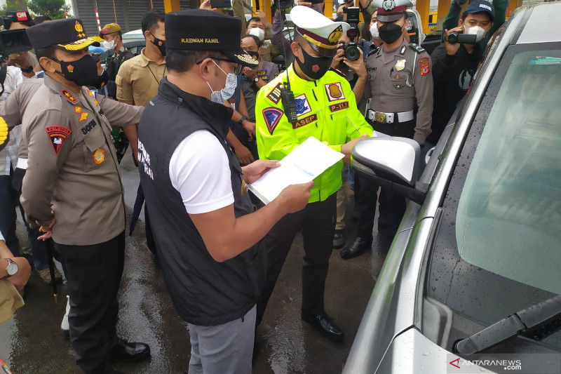 Gubernur Jabar periksa langsung kendaraan di penyekatan GT Pasteur