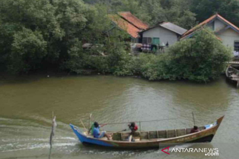 Satgas Bekasi larang warga mancing hingga batasi aktivitas nelayan