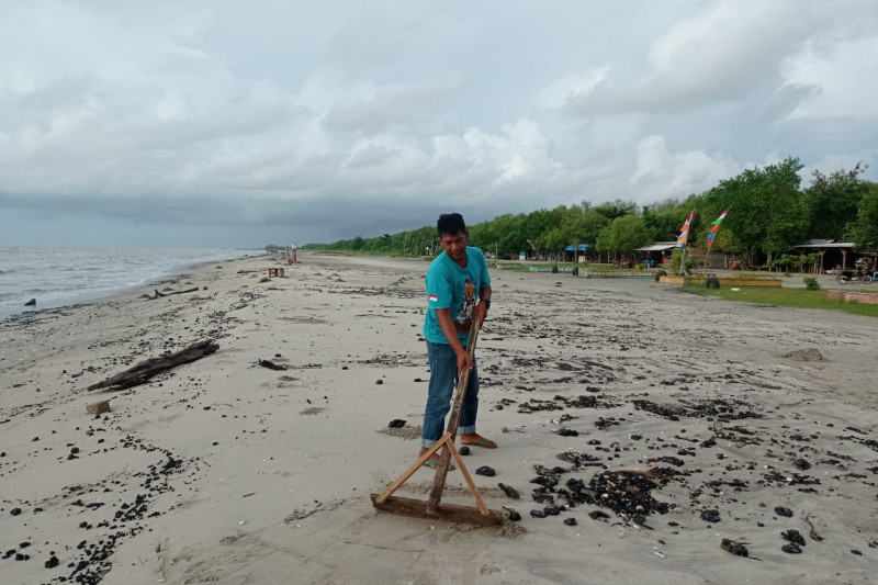 Limbah hitam berminyak cemari wisata pantai di Lampung Timur