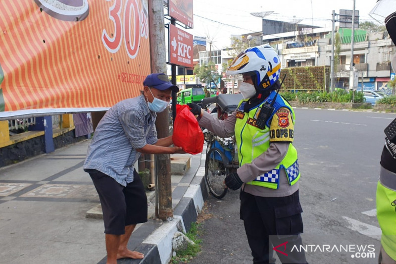 Polres Sukabumi Kota bagikan sembako untuk warga saat PPKM darurat