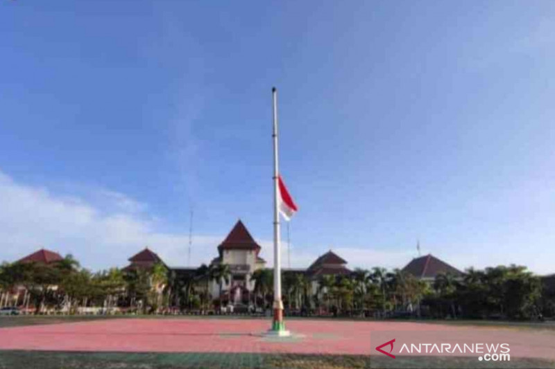 Bupati Bekasi Eka dimakamkan di pemakaman keluarga