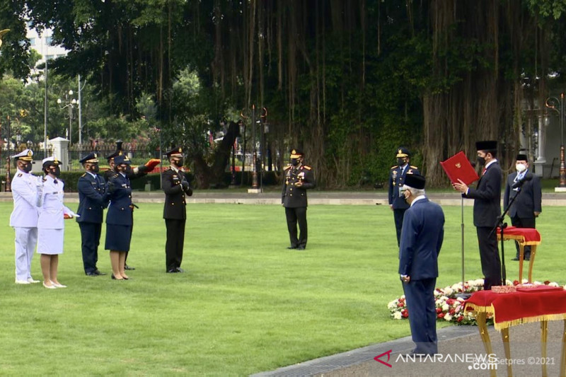 Panglima TNI: Perwira TNI - Polri pemimpin dan teladan masyarakat