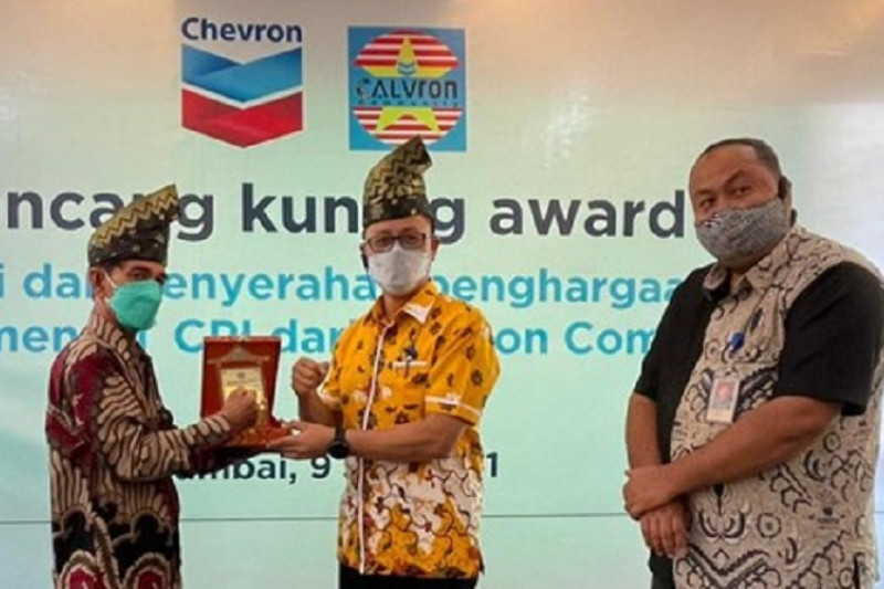 Apresiasi seabad PT CPI di Riau, Calvron anugerahkan Lancang Kuning Award - Vimarsana News