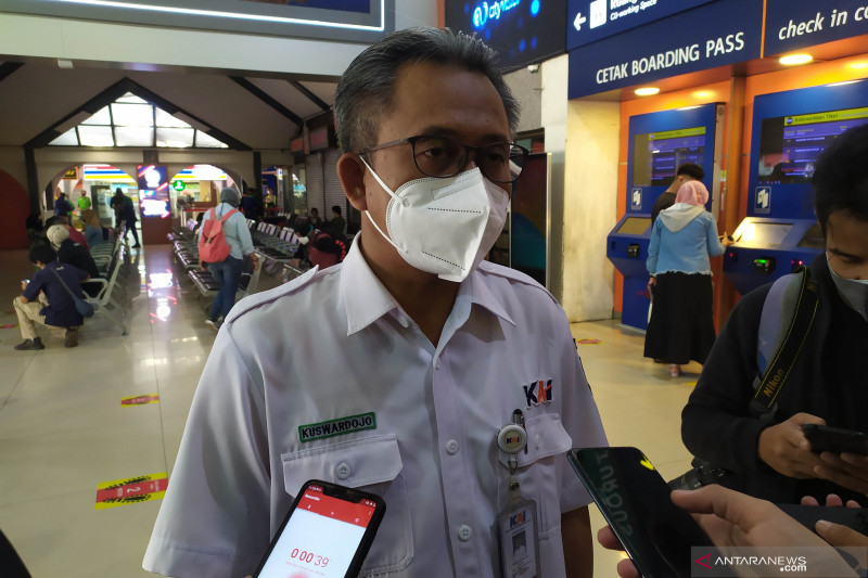 Penumpang KA lokal Bandung Raya turun drastis saat PPKM