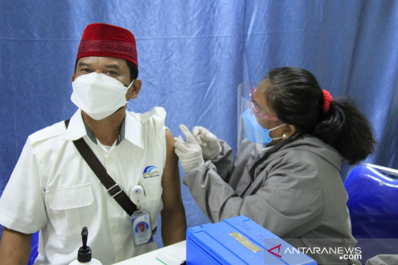 Pegawai PDAM Tirta Bhagasasi Bekasi divaksin COVID-19 dosis kedua