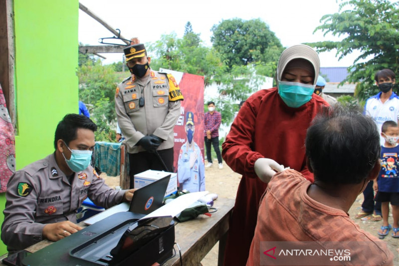 Polres Karawang periksa enam orang terkait keganjilan suntikan vaksin covid