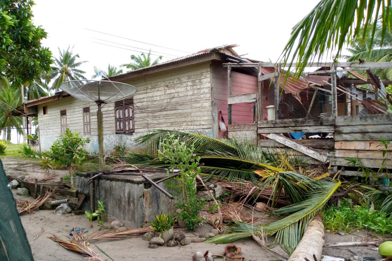 Angin kencang landa Natuna rumah warga rusak