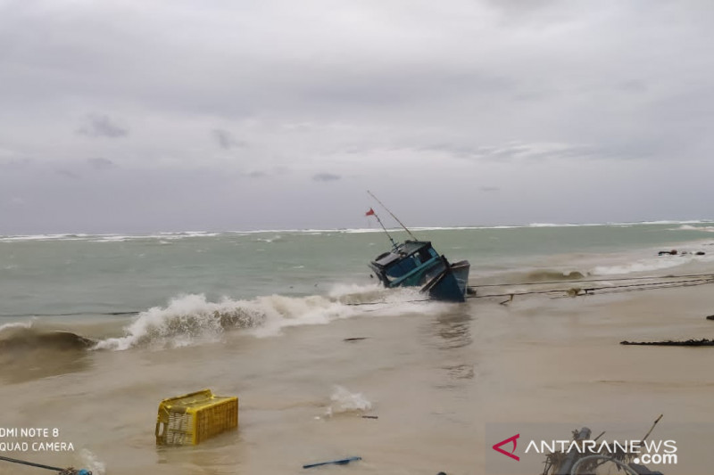 Warga Natuna diimbau waspada gelombang tinggi capai lima meter